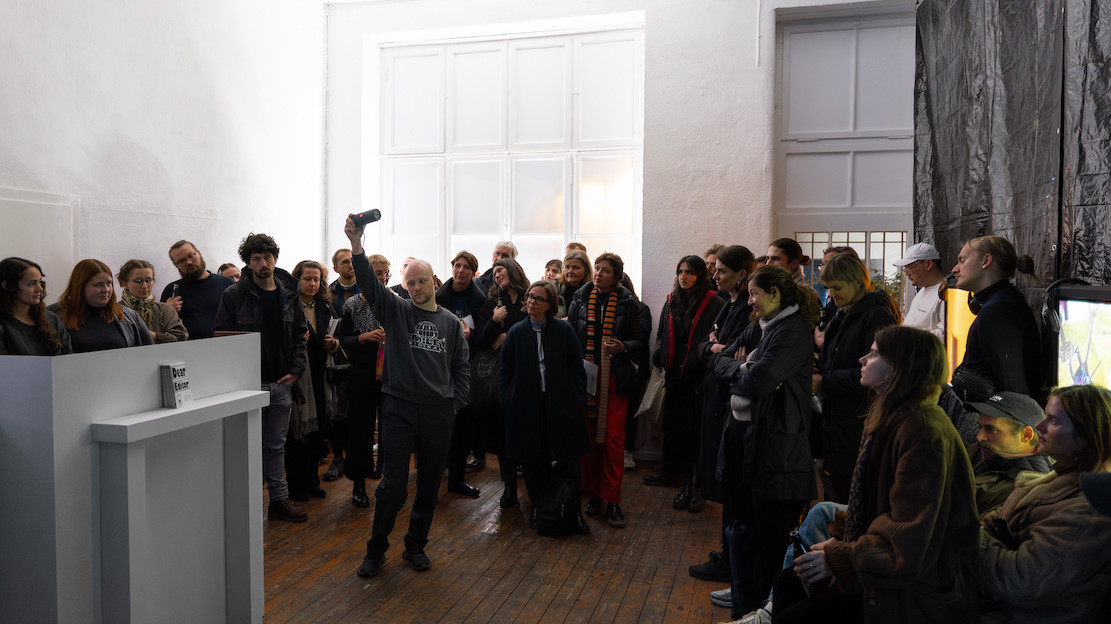 Performance by Becket MWN, VIDEO DIGEST, 2023, Moltkerei Werkstatt, Köln, Foto: Palazzo Photography